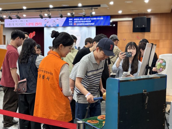 인권놀이터 운영하는 봉사자 모습