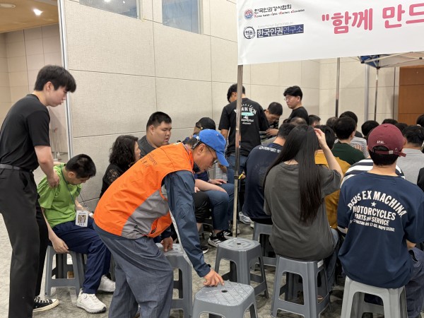 행사장 자리 정리하는 봉사자 모습
