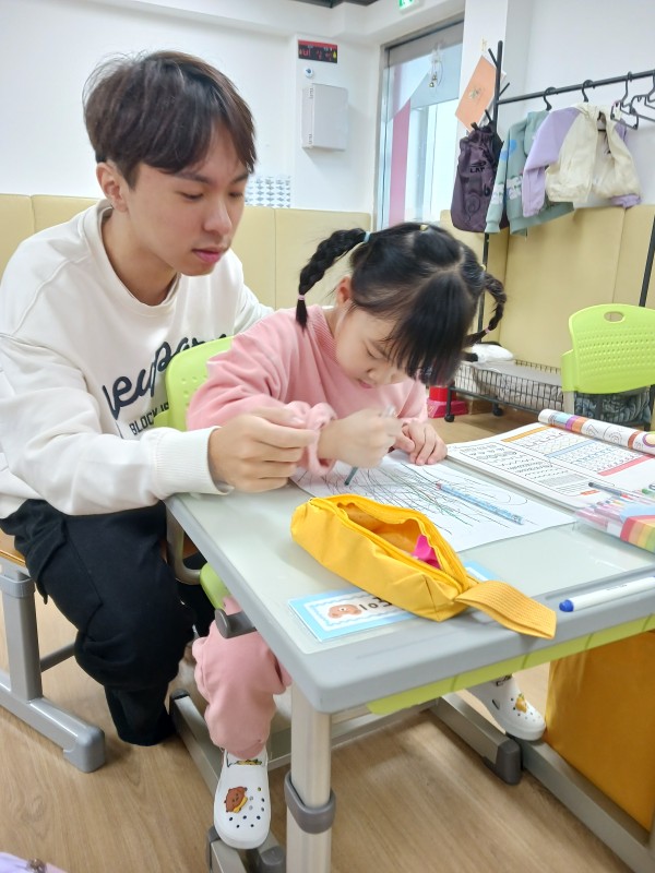 책상에 앉아 선긋기 연습을 하고 있는 모습