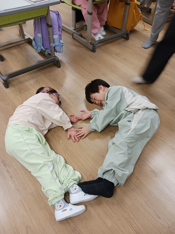 두 아이가 협동하여 ㅁ을 만든 모습