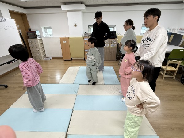 영상을 틀기 전에 허리손 하고 준비하는 모습