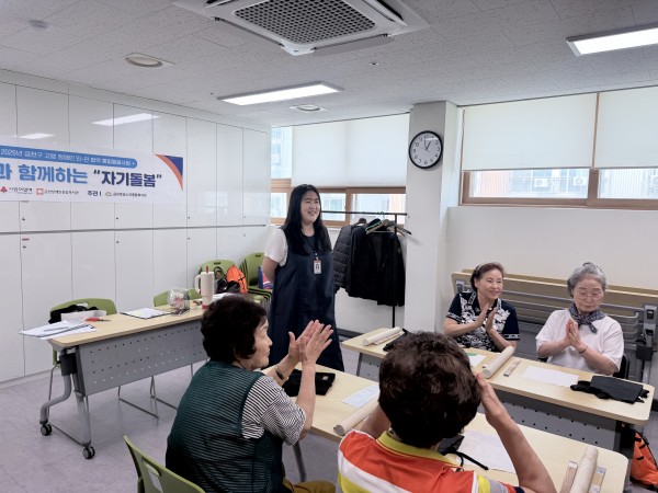 담당자가 오늘 활동에 대해서 소개하고 있는 모습