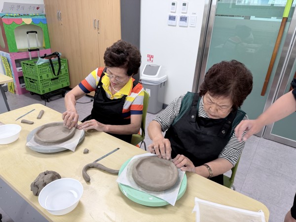 도자기 가장자리와 바닥을 붙이고 있는 모습