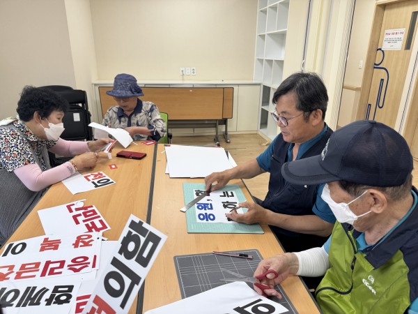 플랜카드를 만드는 단원들의 모습