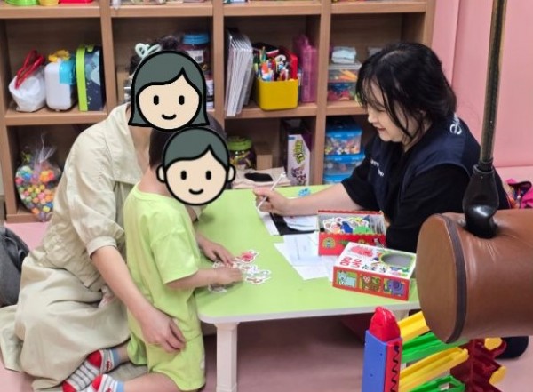 아이의 발달 평가에 참여한 보호자의 모습