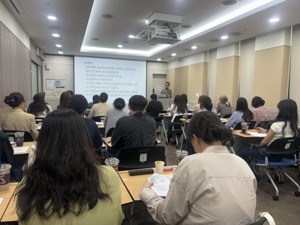 개별화 진로계획 교육을 진행하는 모습