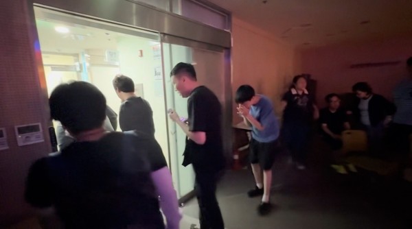 모의대피훈련을 진행하는 모습