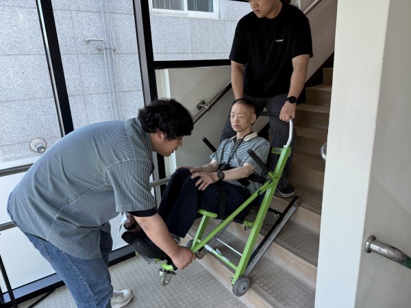 직원이 피난도구를 사용하는 모습