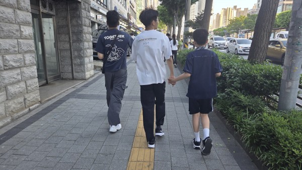 프로그램 마무리하고 손잡고 복지관으로 돌아가는 모습
