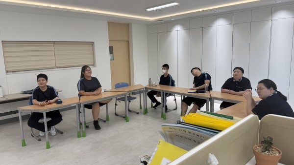 마지막 교육을 기념으로 교육에 대해 의견을 공유하는 독산고 학생들의 모습