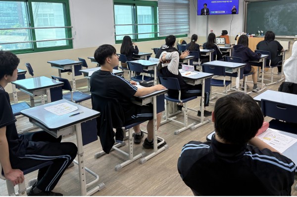 교육 영상을 시청하는 금천고 학생들의 모습