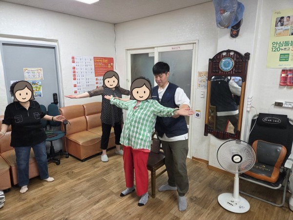 체육선생이 개인 맞춤형 운동을 알려주고 있다.