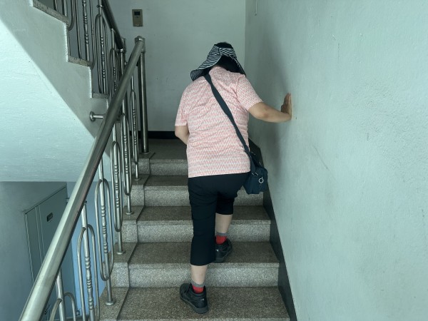 거주지 내 계단을 활용한 보행훈련 중