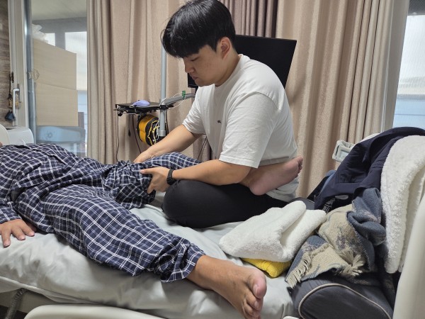 와상 이용인을 대상으로 관절운동을 제공하고 있다.