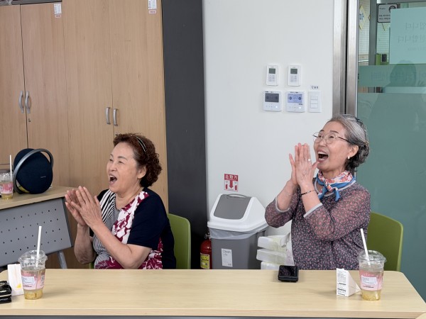보호자들이 웃음박수를 치며 웃고 있는 모습