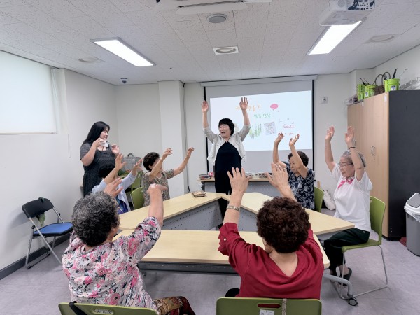 앞시간에 배웠던 율동을 복습하고 있는 모습