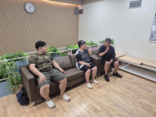 서로의 장애에 관하여 이야기하는모습