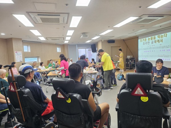 음식을 나누며 본격적으로 노래자랑을 준비하시는 모습