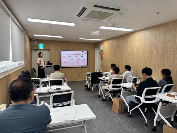 상계복지관 사업 연고에 대해 설명하는 여자 사회복지사