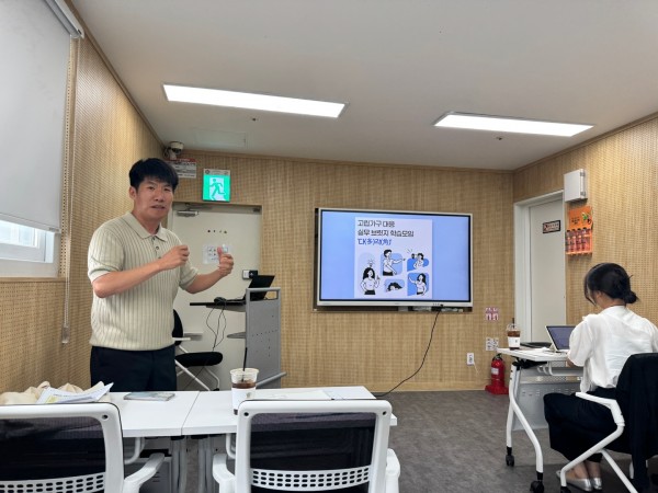 교육에 대한 설명을 하는 모습