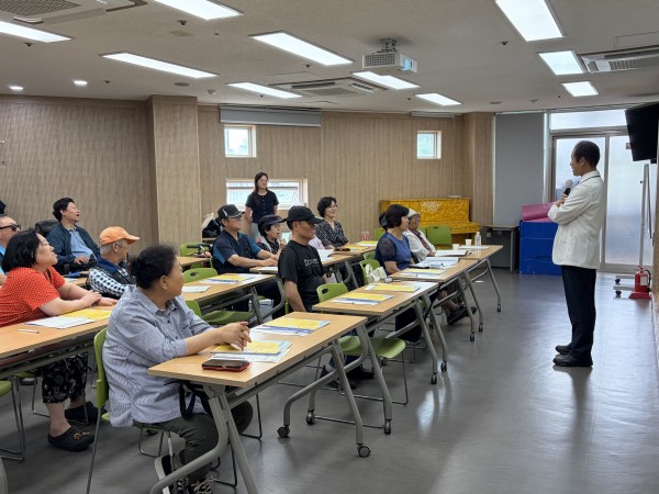 강의 주제에 대해 설명하는 모습