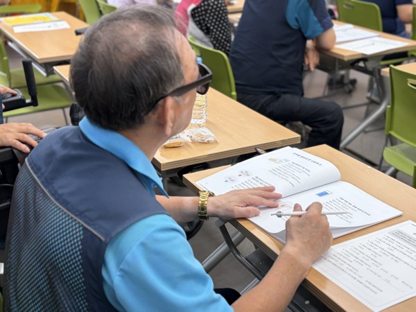 의약품책자 내용을 보고 필기하는 모습
