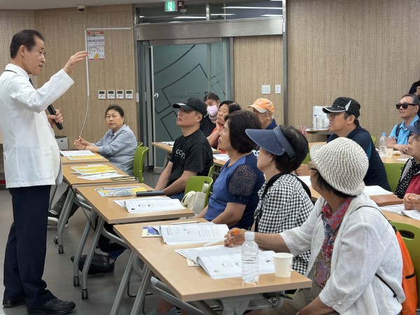 올바른 약물관리 방법 설명하는 모습