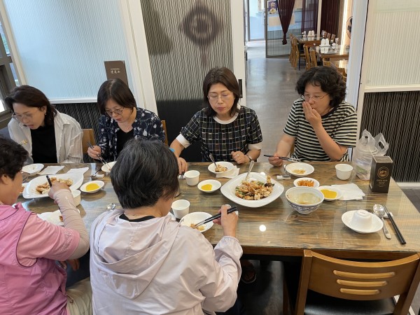 식사를 함께 하며 즐겁게 대화를 나누는 모습