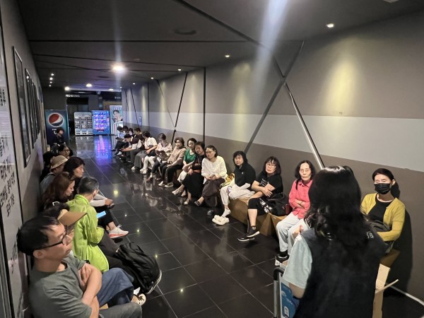 영화관람 전 모여서 안내사항을 설명하는 모습