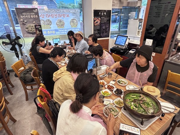맛있게 식사를 하시는 모습