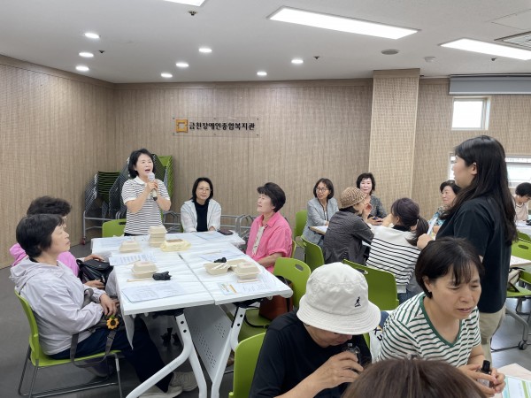 질문에 대한 답변을 직접 해주시는 선생님의 모습
