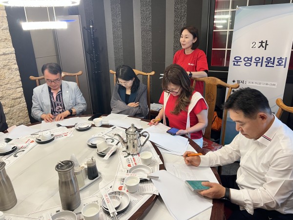 함께 이야기를 나누고 있는 모습