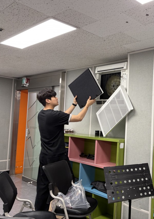 공기청정기 필터를 교체하는 모습
