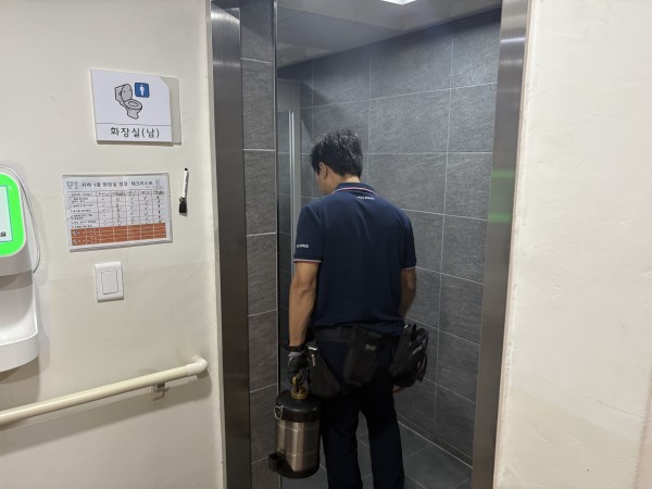 해충 방역을 진행하는 모습