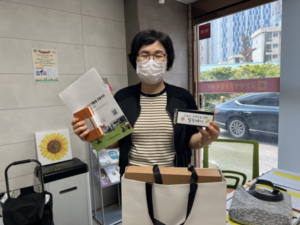 선물을 받고 웃는 모습