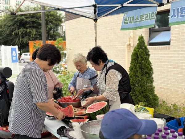 수박을 준비하고 있는 참새스토리 단원들