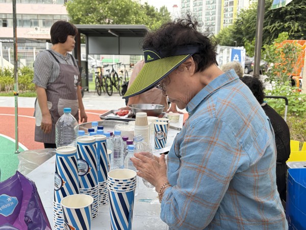 음료를 준비하고 있는 참새스토리 단원