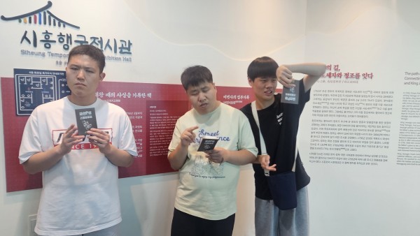 전시장 입구에서 단체사진