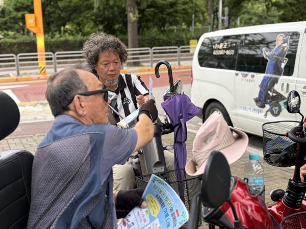 지역주민에게 내일 행사를 홍보하는 참새스토리 단원
