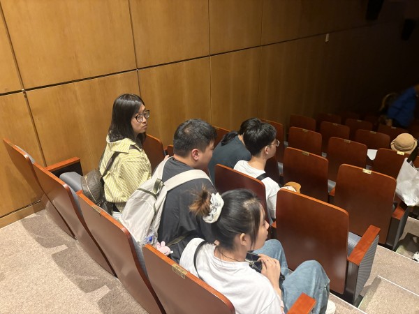 오즈의 마법사 영화를 관람하는 모습