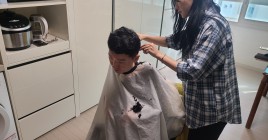 가정내에서 이미용을 진행하는 모습