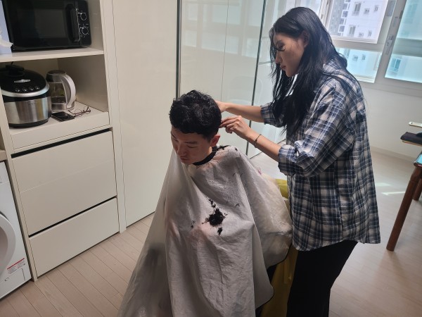 가정내에서 이미용을 진행하는 모습