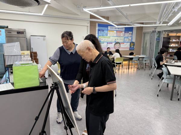 식당 이용인이 설문조사 참여하는 모습