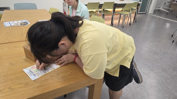 설문조사 작성하고 있는 이용인의 모습