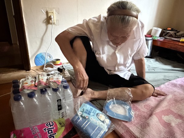 이용인이 물품 내려보는 모습
