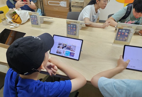 쉼터의 위치를 파악하고 내부에서 무엇을 할 수 있는지 검색하는 아이들