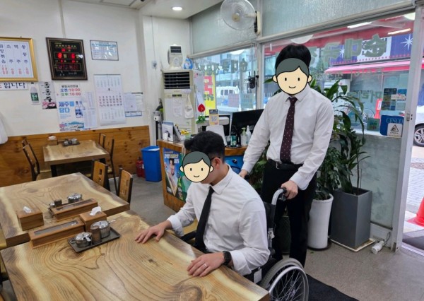 경사로를 휠체어를 이용해 오르는 모습