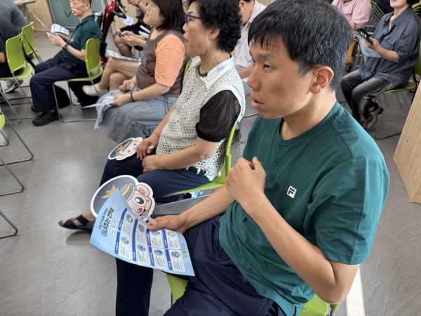 집중해서 사례를 듣는 모습