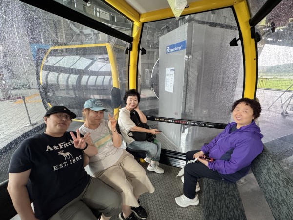 곤돌라에서 웃는 보호자들의 모습