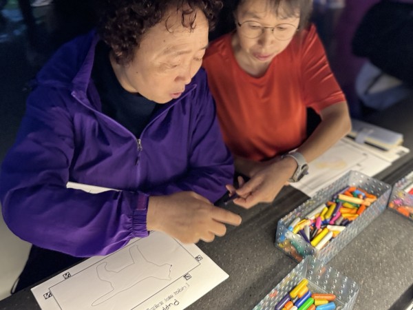 같이 의논하며 그림을 그리는 모습